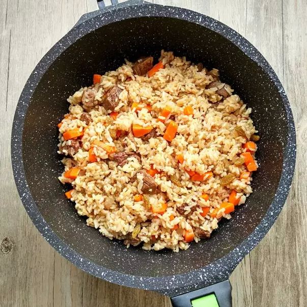 抓饭,搅拌一下，让食材和米饭混的均匀些。