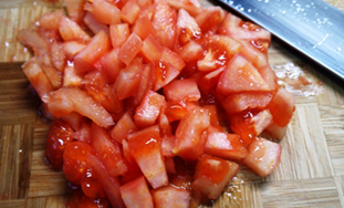 番茄鸡蛋疙瘩汤,番茄表皮划十字刀，放沸水中略烫，撕去外皮，切小块备用。