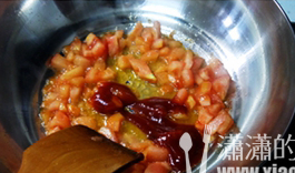 番茄鸡蛋疙瘩汤,锅内放油烧热，下番茄块翻炒到出红汤。