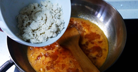 番茄鸡蛋疙瘩汤,将搅拌好的小面疙瘩慢慢从锅中沸腾位置倒入，一边不停用勺子搅拌推动，让面疙瘩均匀散开。