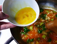 番茄鸡蛋疙瘩汤,再开后，倒入鸡蛋液，一边用勺子顺时针搅拌，让蛋液呈顺滑絮状。
