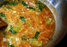 番茄鸡蛋疙瘩汤,加白胡椒粉、滴入香油起锅，撒少许香葱碎即可食用。