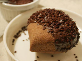 刺猬栗子小蛋糕,不管是栗子或小刺猬都是很美味的茶点！淡淡的抹茶香混合着栗子泥与內馅里的糖渍栗子，完美搭档。