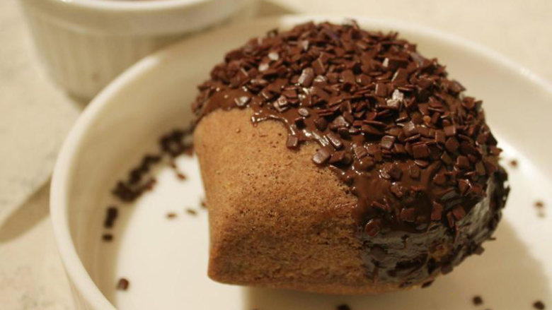 刺猬栗子小蛋糕,不管是栗子或小刺猬都是很美味的茶点！淡淡的抹茶香混合着栗子泥与內馅里的糖渍栗子，完美搭档。