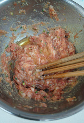 鲜肉月饼,顺时针用筷子搅打上劲，盐调味全部进去搅拌后，然后再加油，最后用保鲜膜封口放入冰箱冷藏半小时。