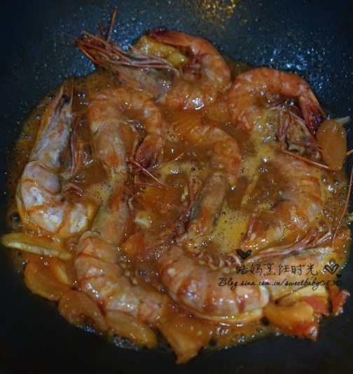 茄汁烩大虾,放入虾翻炒均匀，焖至虾入味。焖几分后将汤汁变少的时候久可以出锅