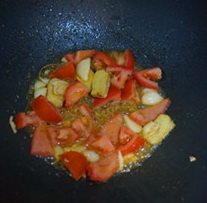 茄汁烩大虾,用碟子装出煎好的海虾备用，煎虾的锅不用洗，继续再加一点油，把番茄洗干净切小块放进去炒，炒到番茄变软。