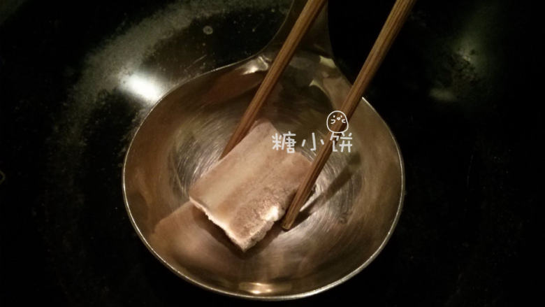 纯手工蛋皮饺子,取一个烧菜用的那种锅勺放在火上烧热，用筷子夹着一块焯过水的肥肉放在锅勺里面烫一下。这个步骤是为了把肥肉部分的油烫出来，作为油脂来使用。或者也可以用一个耐热的刷子在锅勺里面刷一层油