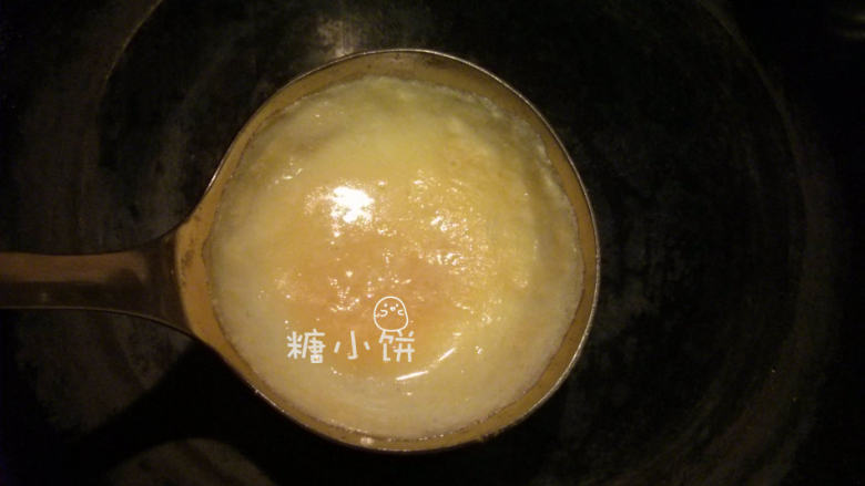 纯手工蛋皮饺子,把蛋液倒在刷过油的锅勺里面（同时锅勺一直处于加热状态），用手腕转动勺子把蛋液铺开