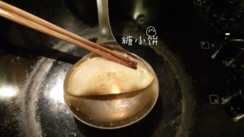 纯手工蛋皮饺子,然后撬起一侧的蛋皮往另一侧翻折，用筷子在边缘处按压（同时锅勺一直处于加热状态）