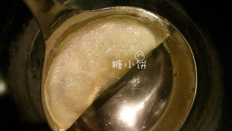 纯手工蛋皮饺子,翻折的时候还没完全凝固的那部分蛋液会被推到边缘的，用筷子按压的同时受热，蛋液凝固后就封口了