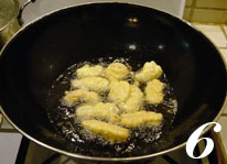 椒盐里脊,锅中放入足够多的油，烧至6成热时（手放在由上面能感觉到明显的温度），将里脊肉逐条放入油中，炸成淡黄色时捞出沥干油。