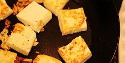 牛肉丼饭 ,开始做烧豆腐，平底不粘锅,不需要放油之间煎豆腐块,使之两边成金黄色即可