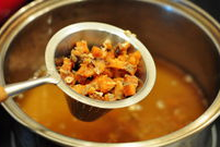 咸鱼茄子煲,取一只小锅（比较省油），放约1指宽的油，油热后下咸鱼粒炸至香酥