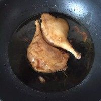 酱鸭腿,加入适量的水，盐，盖上锅盖用小火把鸭腿煮烂。大约30分钟左右，可以打开锅盖，加糖，收干锅里的汤汁。