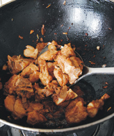 五味排骨,锅置火上油烧至七成热，放入排骨段炒至金黄色。