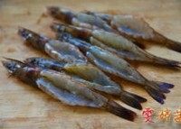 芦笋蒜蓉烤虾,将海虾剪去须脚，用小刀从背部切开，取出泥肠后，清洗干净备用