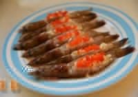 芦笋蒜蓉烤虾,调味：将姜蒜末调入生抽拌匀，均匀放置在虾的身体上，再铺上一些红甜椒丁