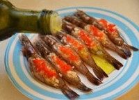 芦笋蒜蓉烤虾,再均匀淋上一勺橄榄油。同时烤箱180度预热