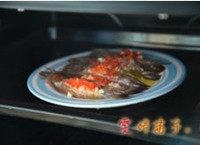 芦笋蒜蓉烤虾,将腌制好的虾放入烤箱，烤10分钟即可