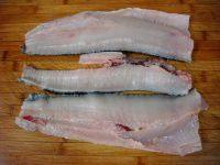 酸菜鱼,把鱼去头，刀倾斜着片掉鱼骨，剩下净鱼肉。