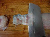 酸菜鱼,用水把鱼冲一下，洗干净，刀斜40度，从尾部开始片鱼，方向是刀刃朝向尾部，片成鱼片。