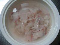 酸菜鱼,片好的鱼片，放一汤匙盐搓洗，用水冲洗成晶莹透明的鱼片。