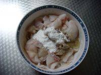 酸菜鱼,鱼片用盐、白胡椒粉和一个蛋清、干淀粉三茶匙腌渍。