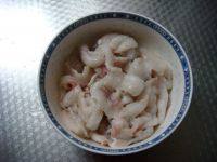 酸菜鱼,用手抓拌均匀，腌制20分钟。