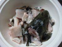 酸菜鱼,鱼头鱼骨洗净血污备用。
