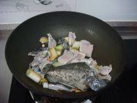 酸菜鱼,锅里放油，炒香葱姜蒜。下入鱼头鱼尾鱼骨块鱼皮炒变色。