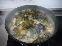 酸菜鱼,放足量开水，大火烧开，中火煮20分钟到鱼汤白。放入盐调味。