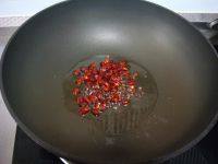 酸菜鱼,锅里放油，凉油放入花椒和辣椒，小火烧，辣椒变得油亮干酥。