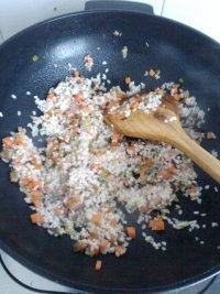 烤糯米鸡肉卷,倒入糯米翻炒 加少许水 翻炒两三分钟 加少许盐