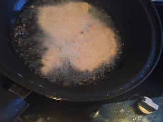 秘制大鸡排,油锅烧热，倒油，油热后改中小火炸鸡排