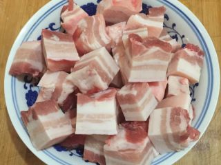 猪肉白菜炖粉条,如图五花肉洗净切小块备用
