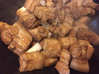猪肉白菜炖粉条,如图热锅冷油，油热加入葱段，姜丝炒香，加入沥干水分的五花肉淋入适量酱油翻炒片刻