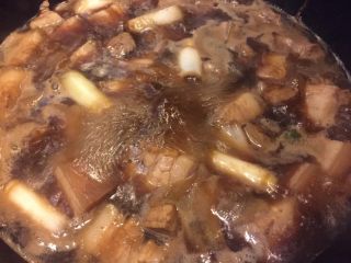 猪肉白菜炖粉条,如图加入没过五花肉的水，大火烧开，加入料酒转小火炖煮1个小时
