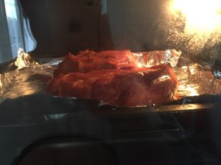 自制叉烧烤肉,如图烤箱180预热5分钟，烤盘铺两层锡纸，把肉放在烤盘里。上下火200度中层30分钟，期间翻一次面