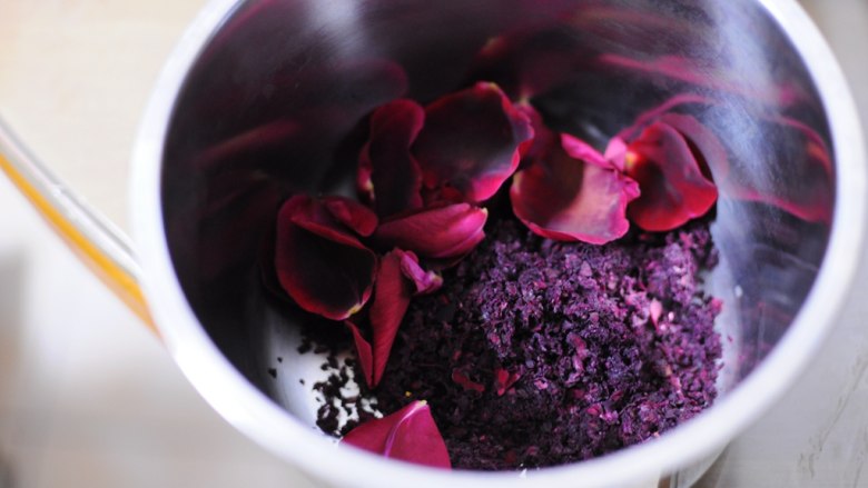 自制玫瑰花酱,将花瓣用搅拌机打碎或者用药臼药杵锤。花瓣不需要弄太碎，会比较有口感。
