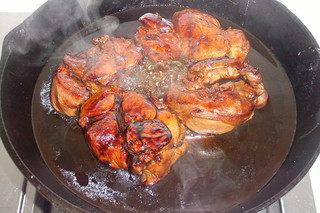 平底锅版---叉烧肉,将腌制好的肉放入平底锅，煎至两面变硬，将腌肉的汁倒入，调最小火烧。