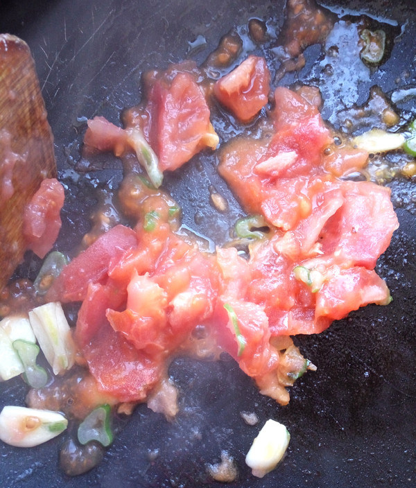 家常番茄素炒西兰花,将西红柿切块，入锅中炒软炒出汤汁