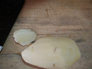 酸辣土豆丝,准备的两个土豆去皮、切片