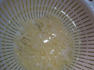 酸辣土豆丝,准备一盆凉水把切好的土豆丝放凉水里面泡上10分钟左右，中间可换一盆凉水（主要是去掉土豆淀粉）炒出来才会清脆