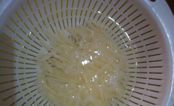 酸辣土豆丝,准备一盆凉水把切好的土豆丝放凉水里面泡上10分钟左右，中间可换一盆凉水（主要是去掉土豆淀粉）炒出来才会清脆