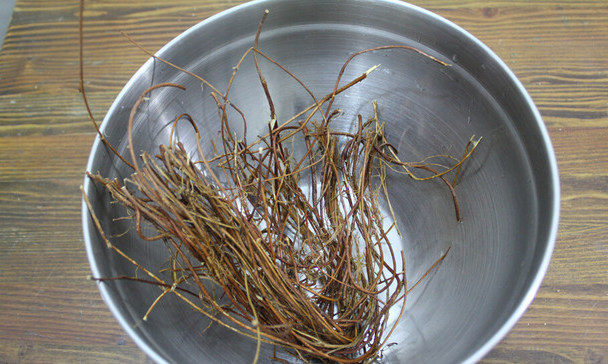 鸡骨草薏米大骨汤,鸡骨草用水浸泡15分钟，清洗干净备用