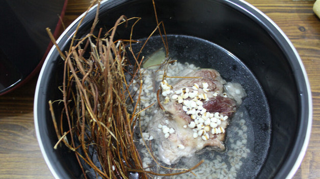 鸡骨草薏米大骨汤,放入薏米和鸡骨草