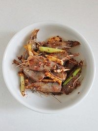 一虾两吃之辣脆虾头&酥香虾尾,虾头加辣椒粉、芝麻、盐、切碎的葱姜蒜和1/2汤匙油拌匀腌渍10分钟。
