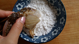 梭子蟹土豆泥,在蟹肉的切口处粘上少许淀粉，