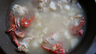 梭子蟹土豆泥,然后加入适量开水和土豆碎，一起煮3-5分钟！出锅前加盐调味！